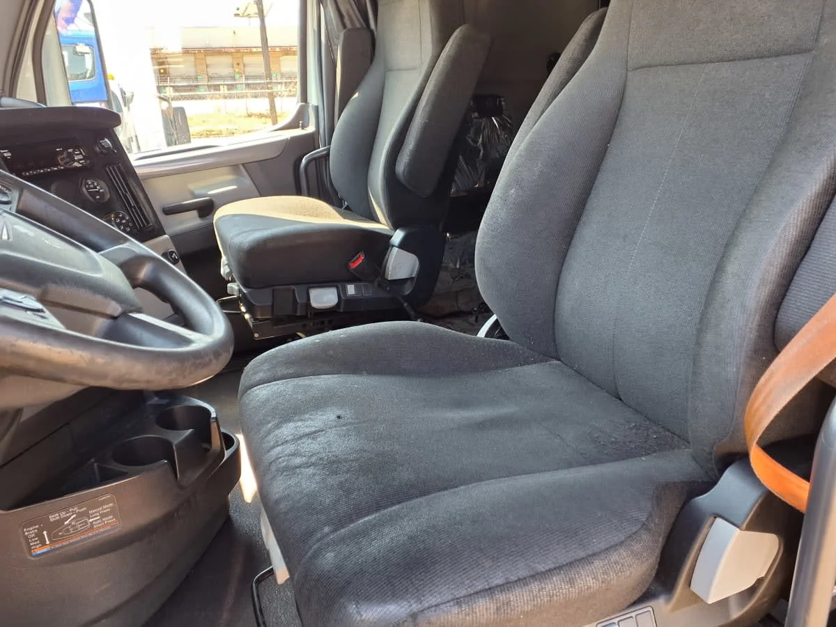 2020 Freightliner Cascadia in Newark, NJ — photo 14