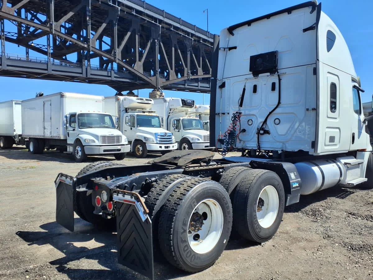 2020 Freightliner Cascadia in Newark, NJ — photo 6