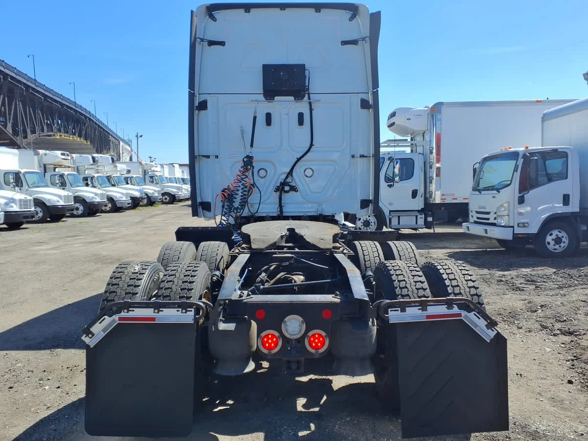 2020 Freightliner Cascadia in Newark, NJ — photo 5