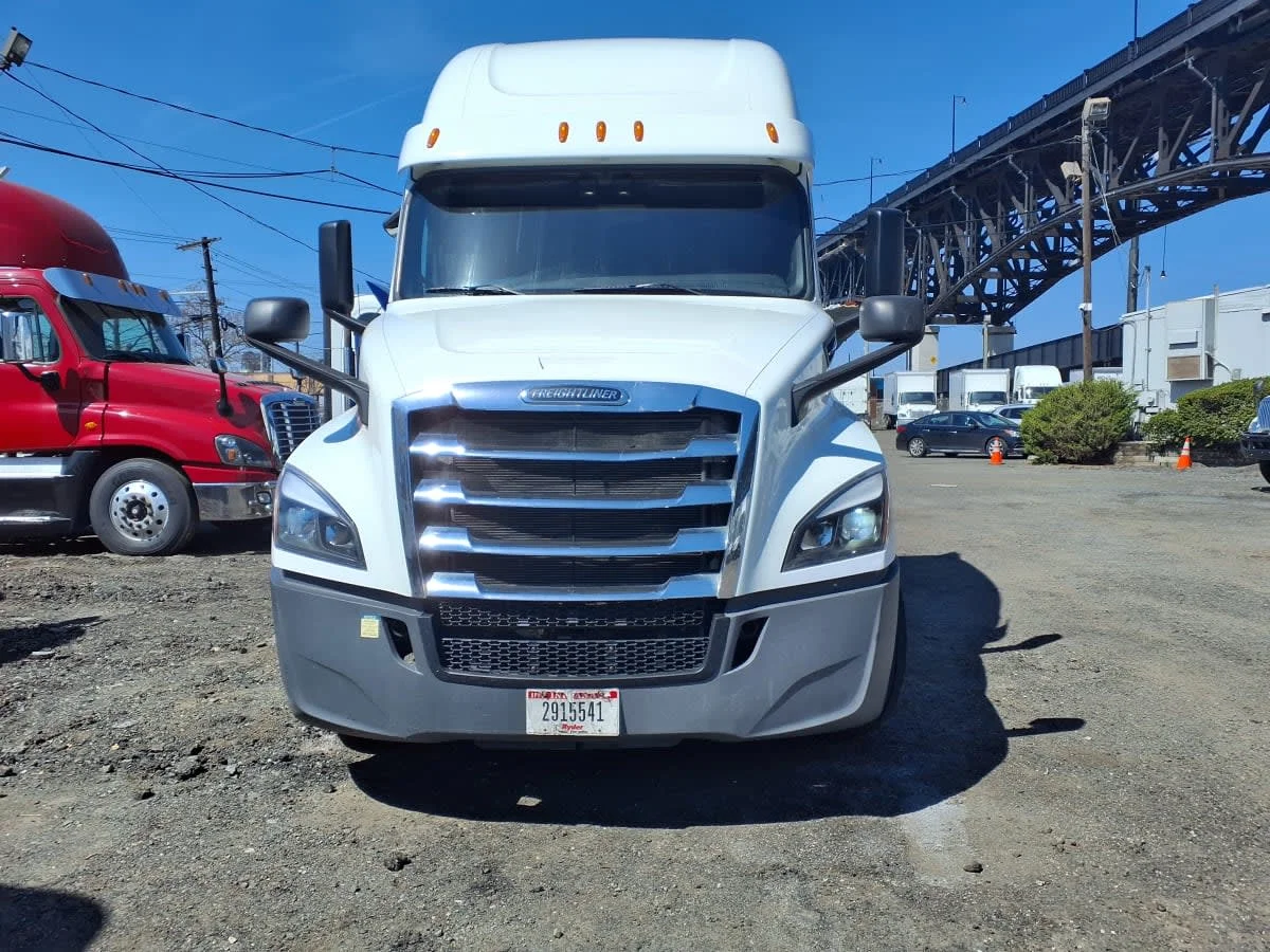 2020 Freightliner Cascadia in Newark, NJ — photo 2
