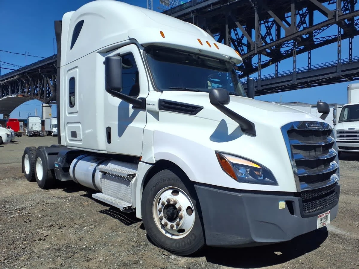 2020 Freightliner Cascadia in Newark, NJ — photo 3