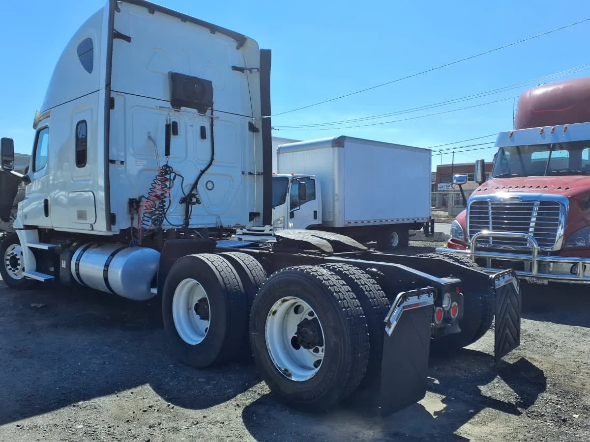 2020 Freightliner Cascadia in Newark, NJ — photo 4
