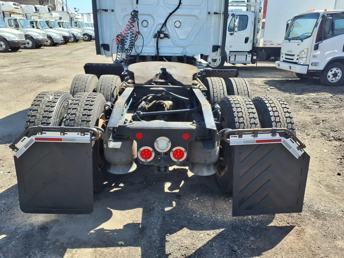 2020 Freightliner Cascadia in Newark, NJ — photo 7