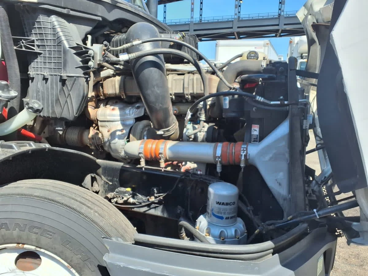 2020 Freightliner Cascadia in Newark, NJ — photo 12