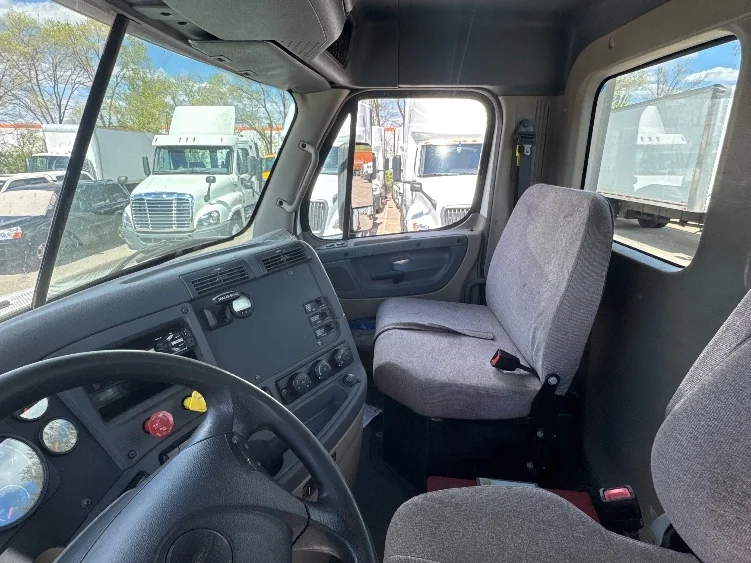 2020 Freightliner Cascadia in Brooklyn Park, MN — photo 10