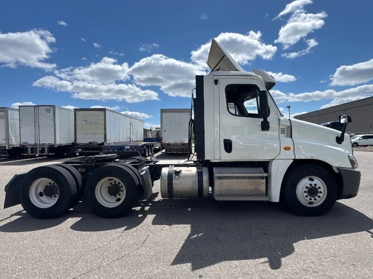 2020 Freightliner Cascadia in Brooklyn Park, MN — photo 8