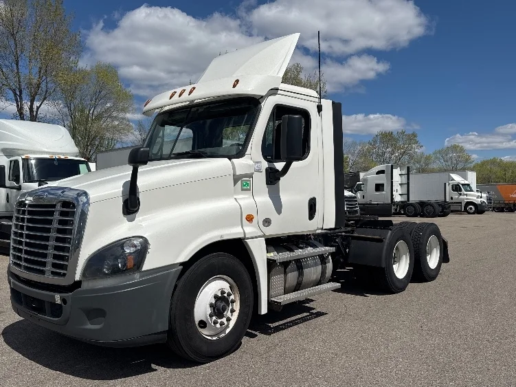 2020 Freightliner Cascadia in Brooklyn Park, MN — photo 3