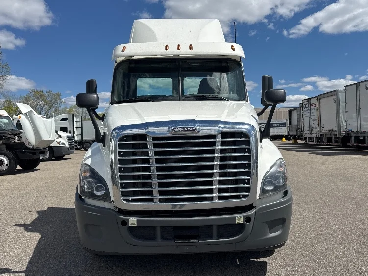 2020 Freightliner Cascadia in Brooklyn Park, MN — photo 2