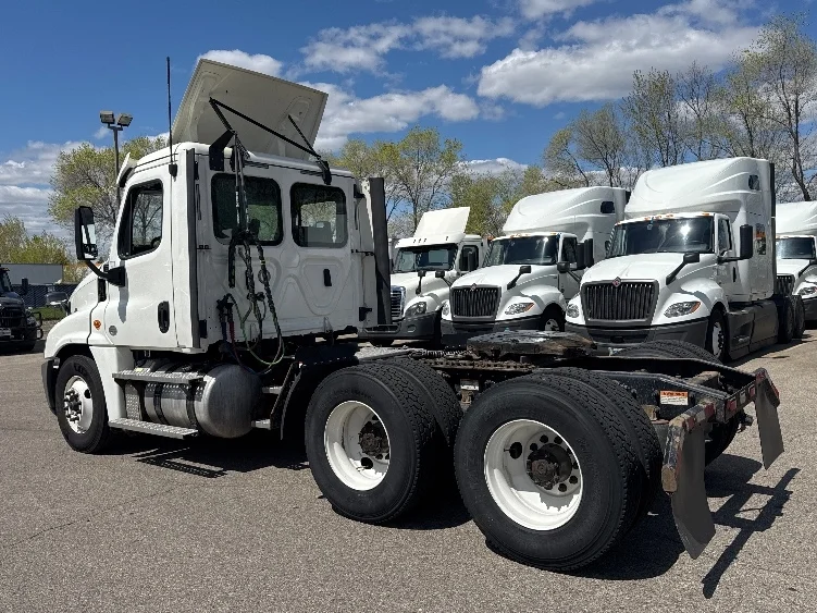 2020 Freightliner Cascadia in Brooklyn Park, MN — photo 5