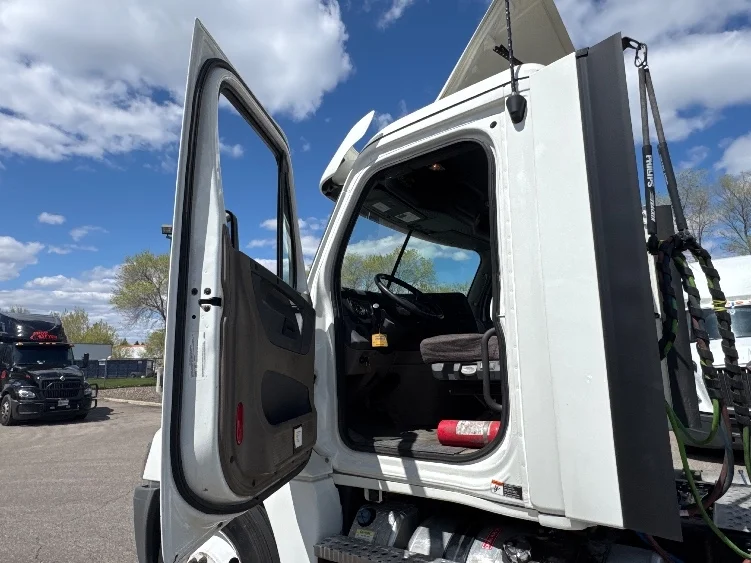 2020 Freightliner Cascadia in Brooklyn Park, MN — photo 9