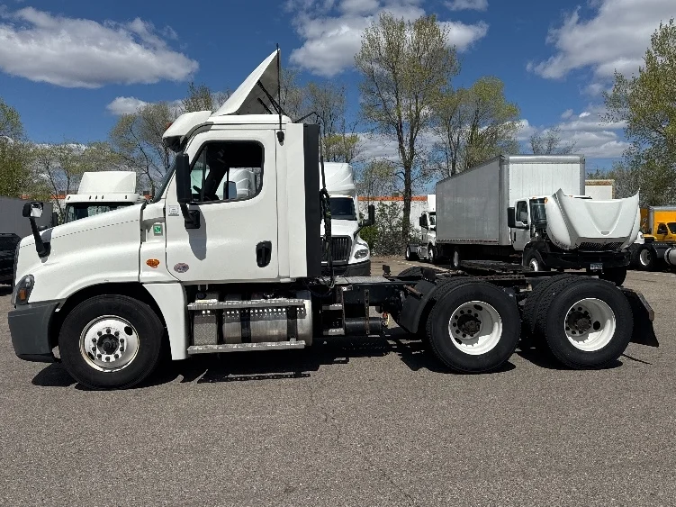 2020 Freightliner Cascadia in Brooklyn Park, MN — photo 4