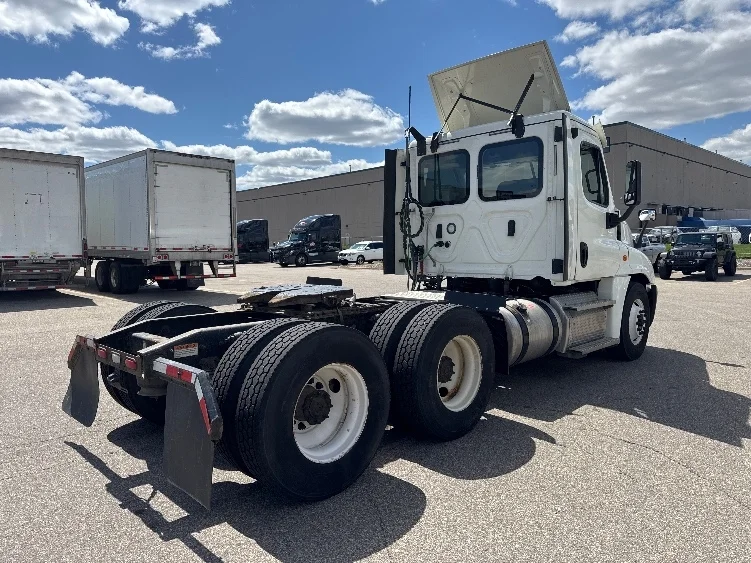 2020 Freightliner Cascadia in Brooklyn Park, MN — photo 7