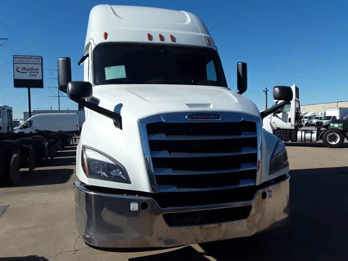 2020 Freightliner Cascadia - image 2