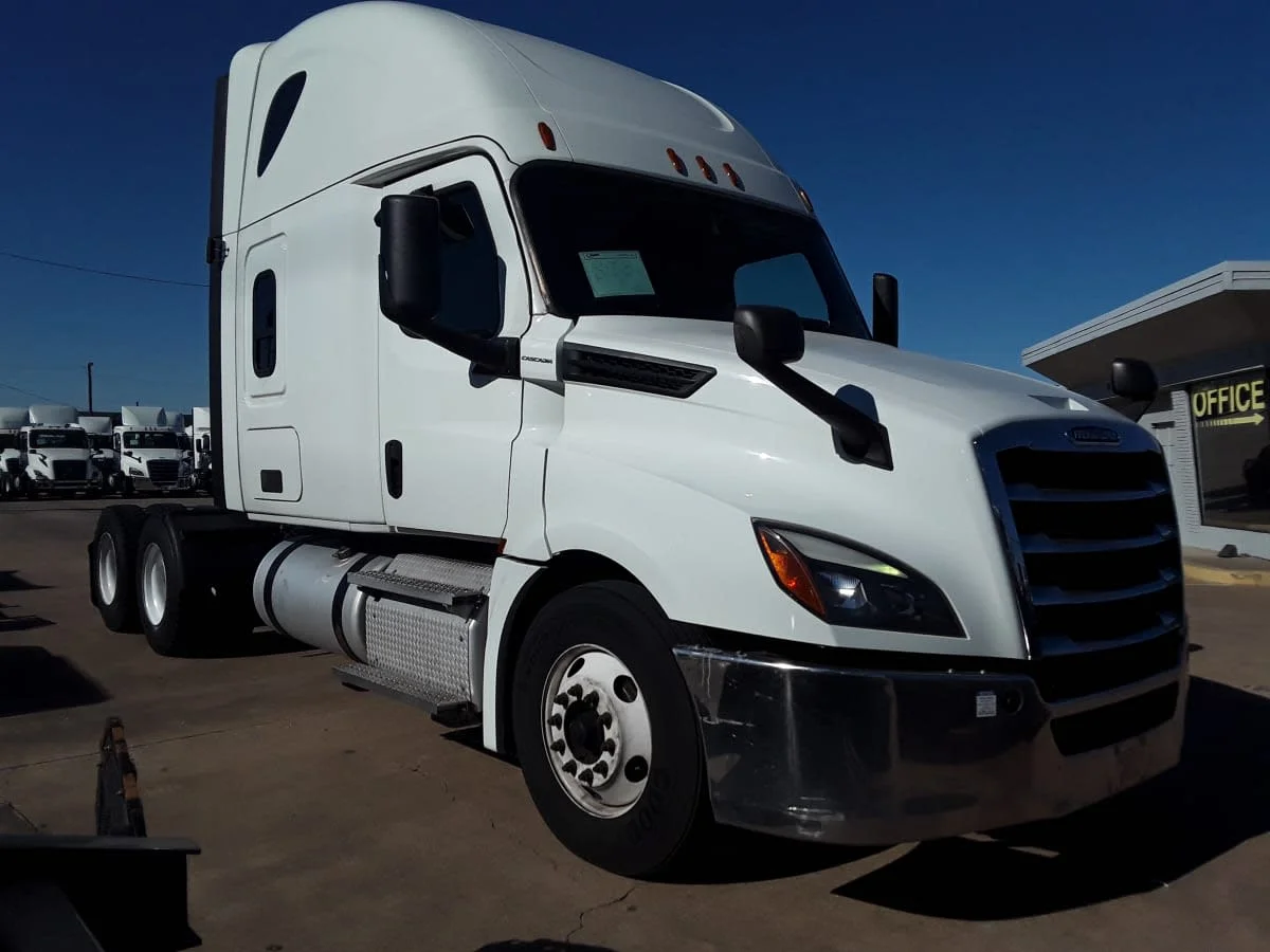 2020 Freightliner Cascadia - image 3