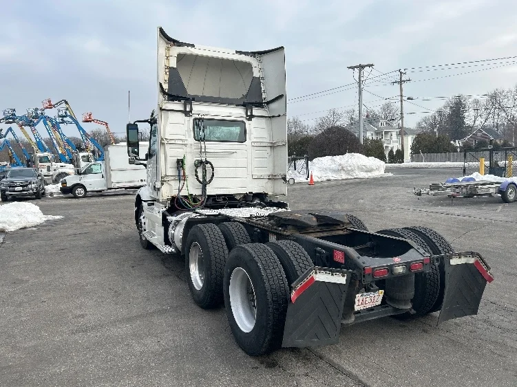 2020 Volvo VNR 640 - image 5
