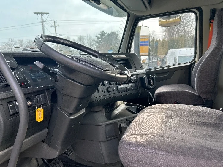 2020 Volvo VNR 640 - image 10