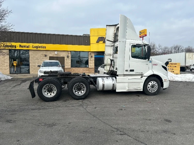 2020 Volvo VNR 640 - image 8