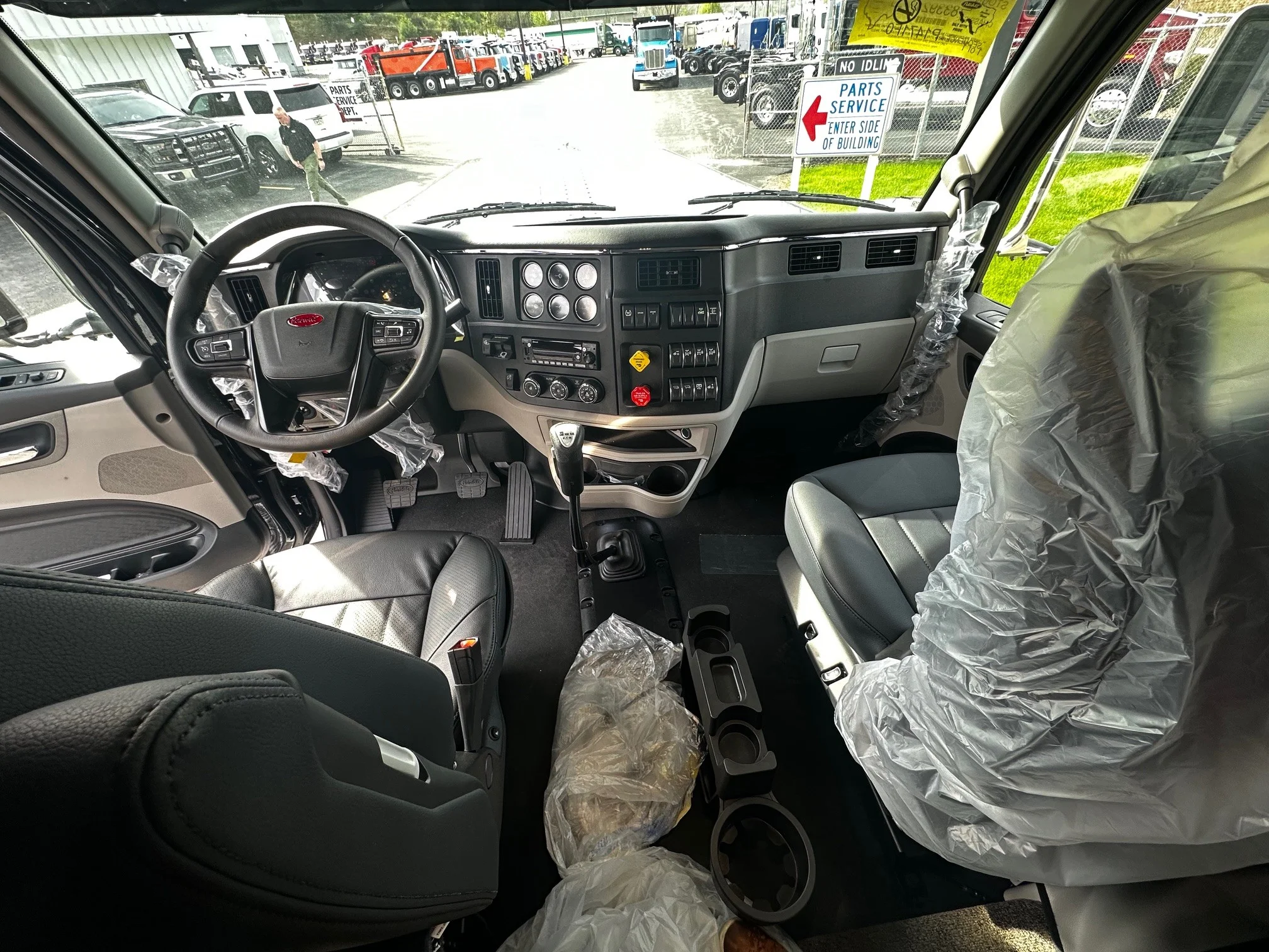 2027 Peterbilt 589 - image 2