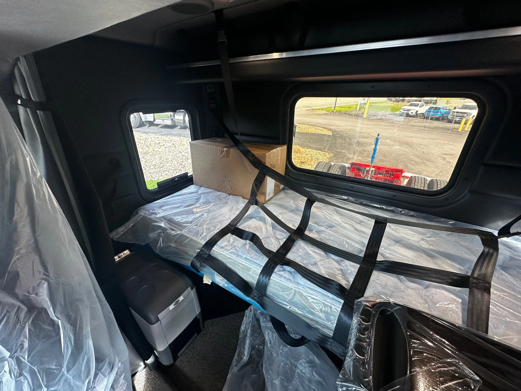 2027 Peterbilt 589 - image 3