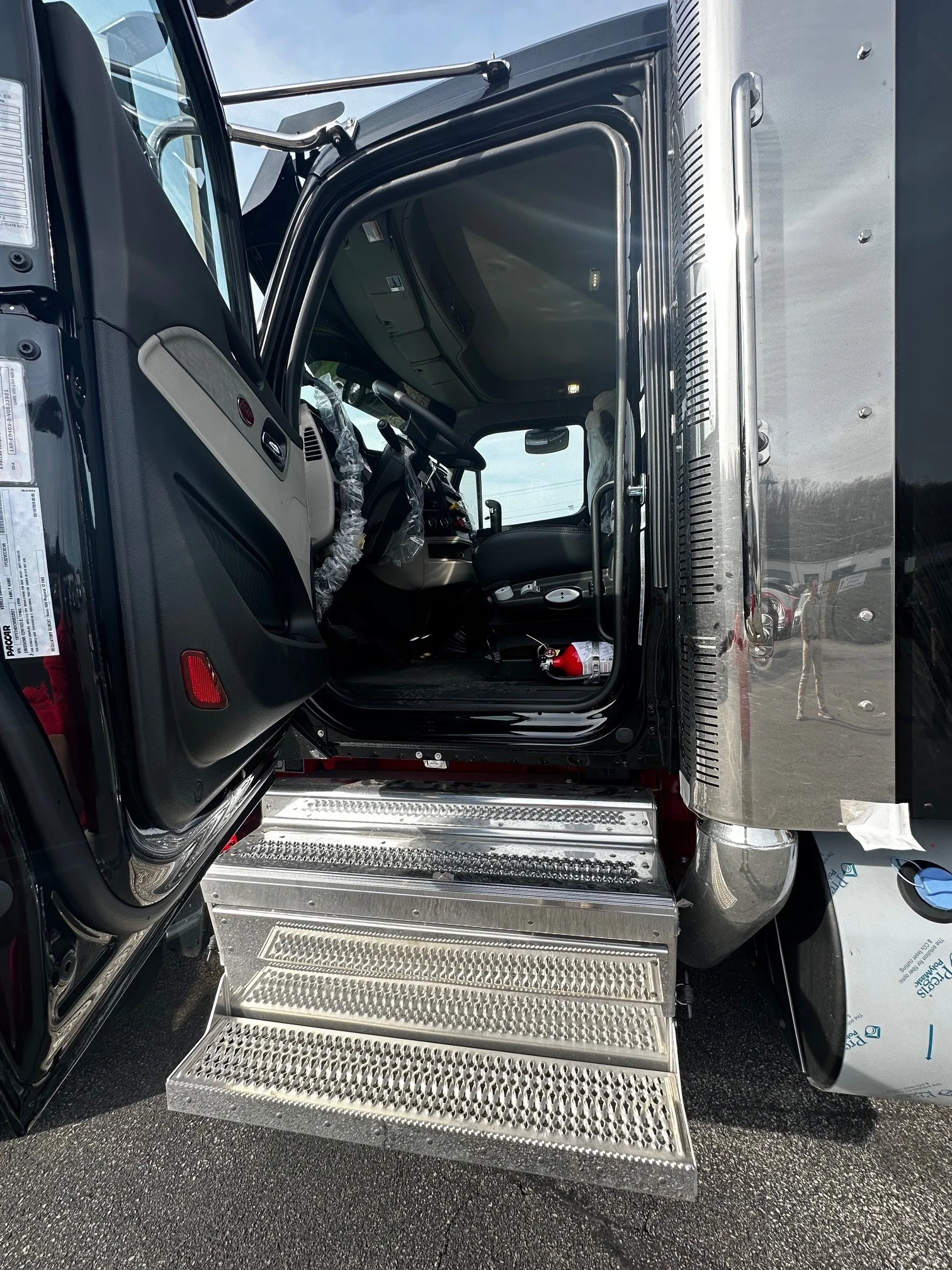 2027 Peterbilt 589 - image 8