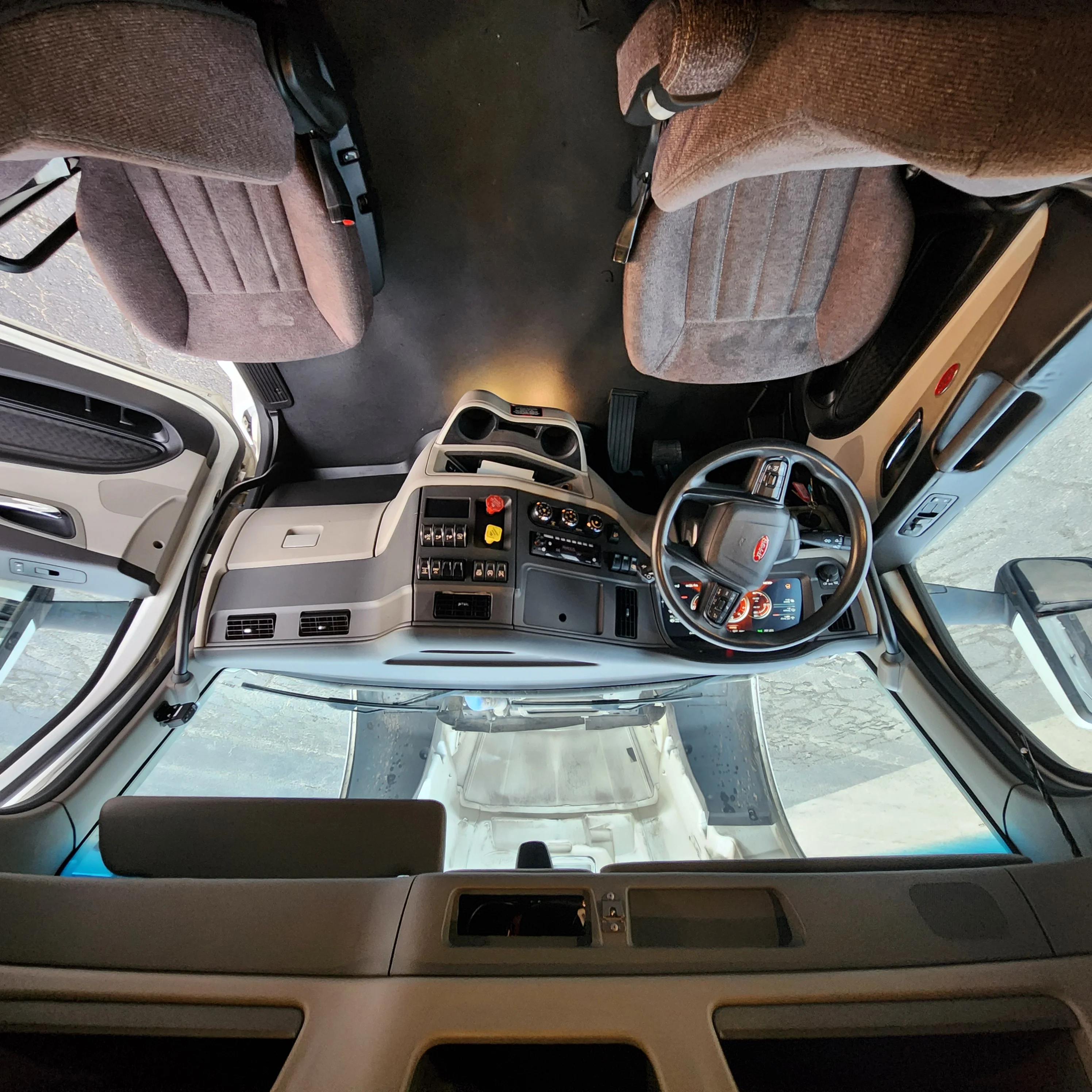 2023 Peterbilt 579 - image 9