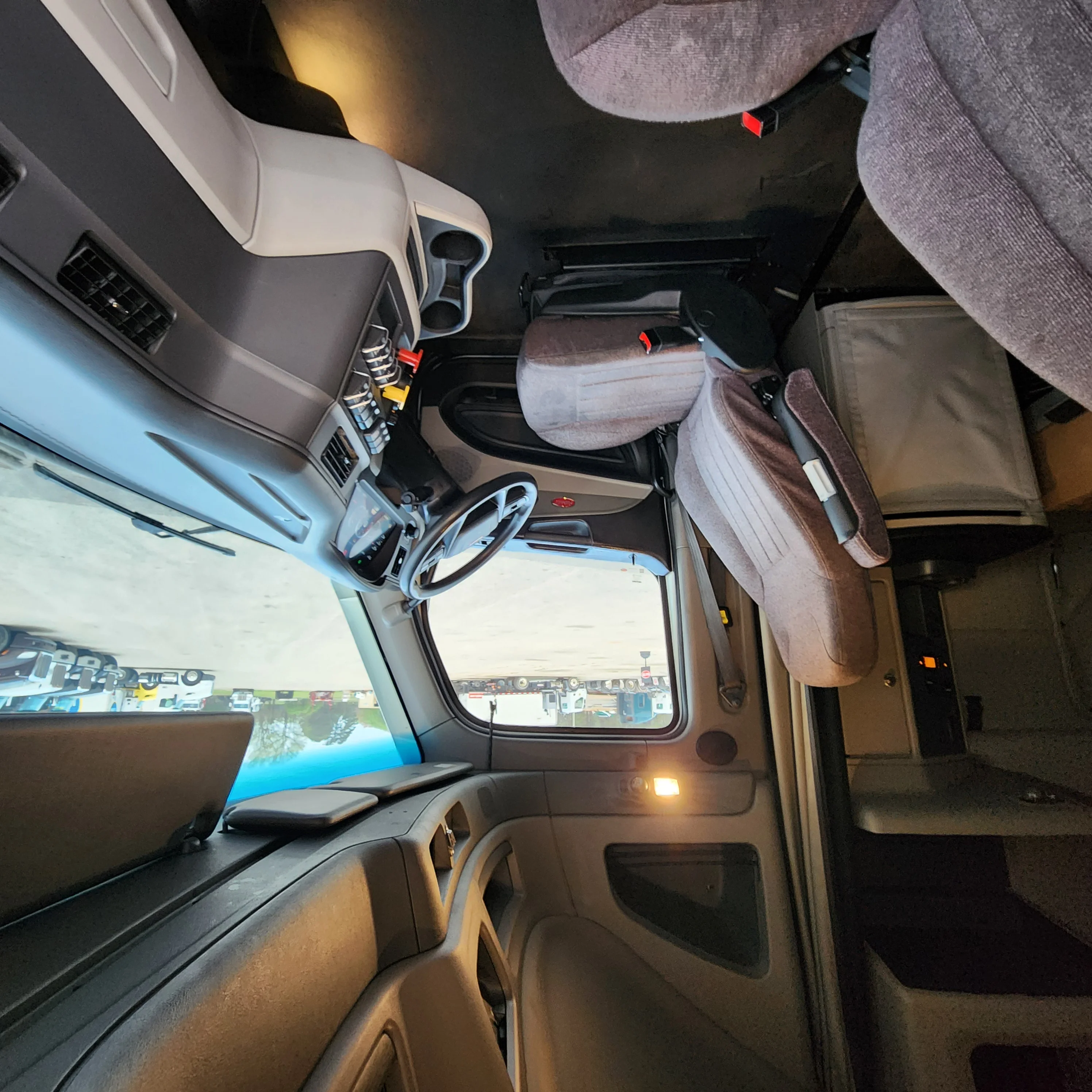 2023 Peterbilt 579 - image 8