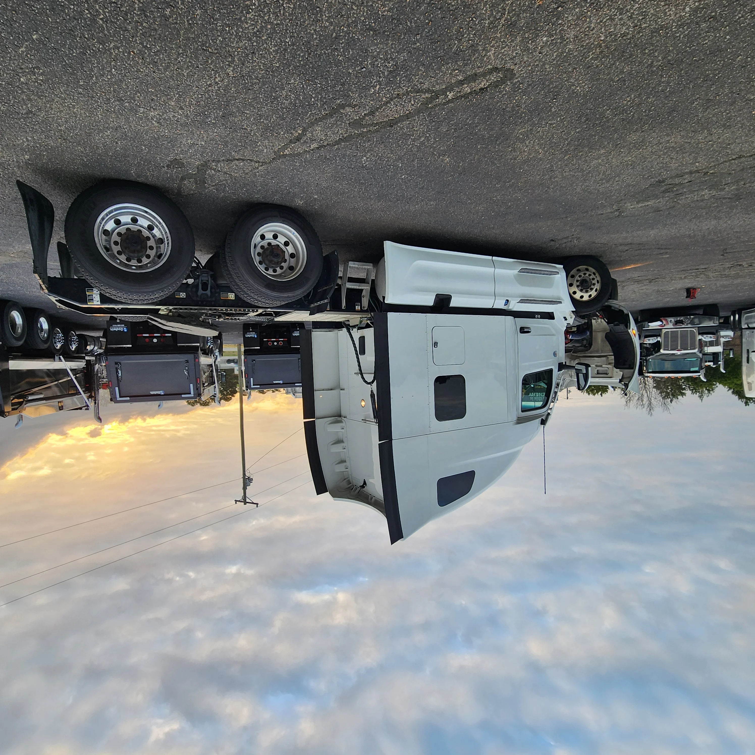 2023 Peterbilt 579 - image 3