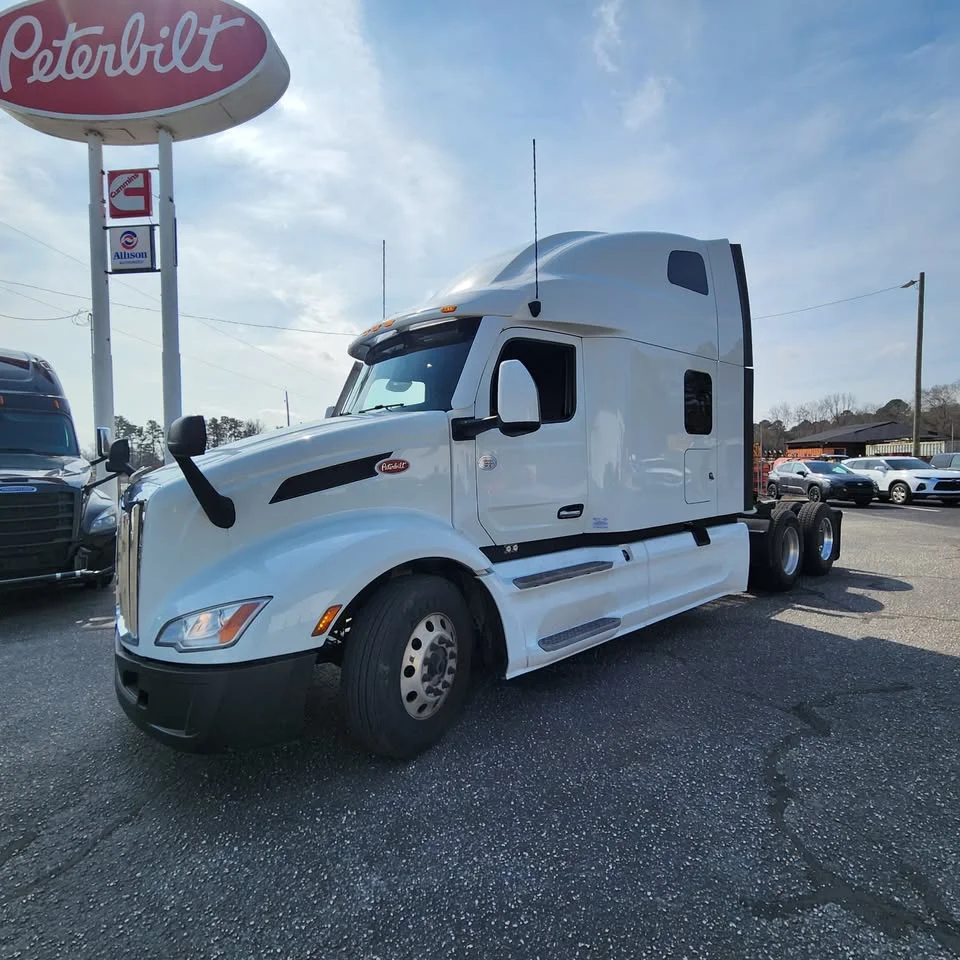 2023 Peterbilt 579 - image 1