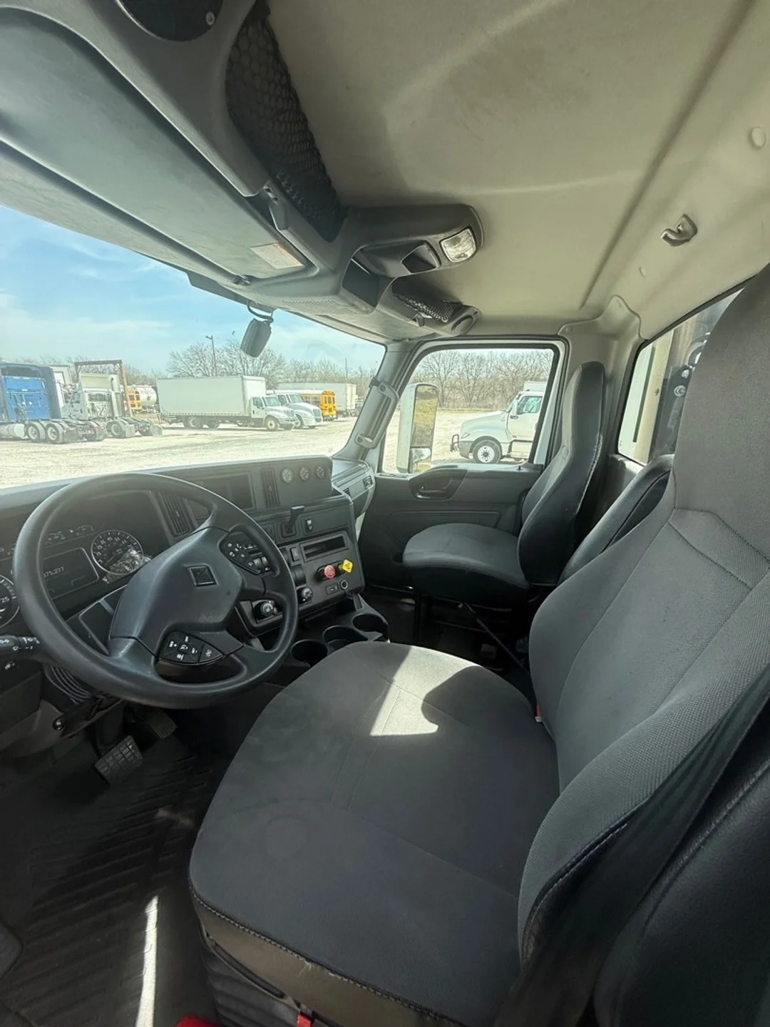 2021 International LT - image 5