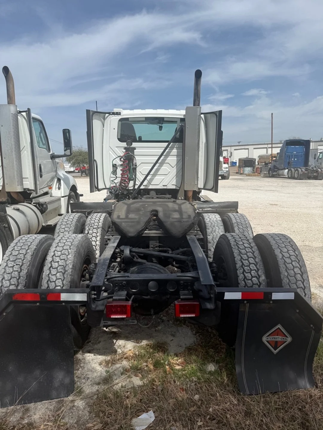 2021 International LT - image 1