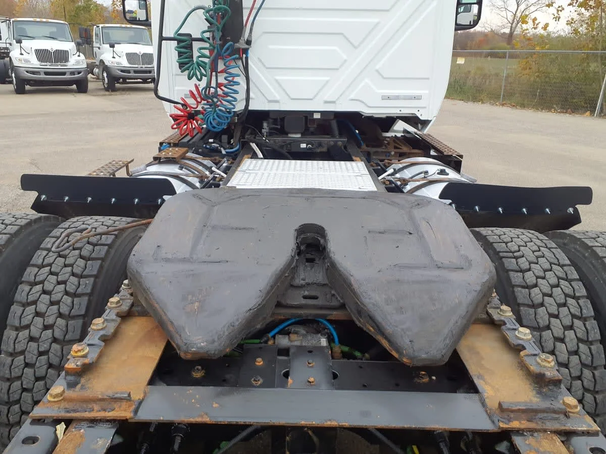 2019 International LT - image 10