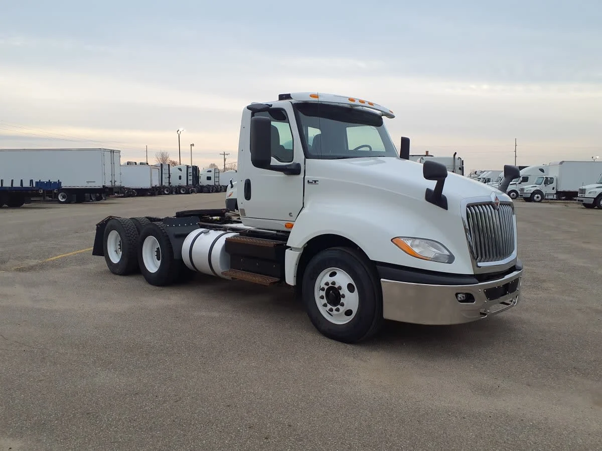 2019 International LT - image 3