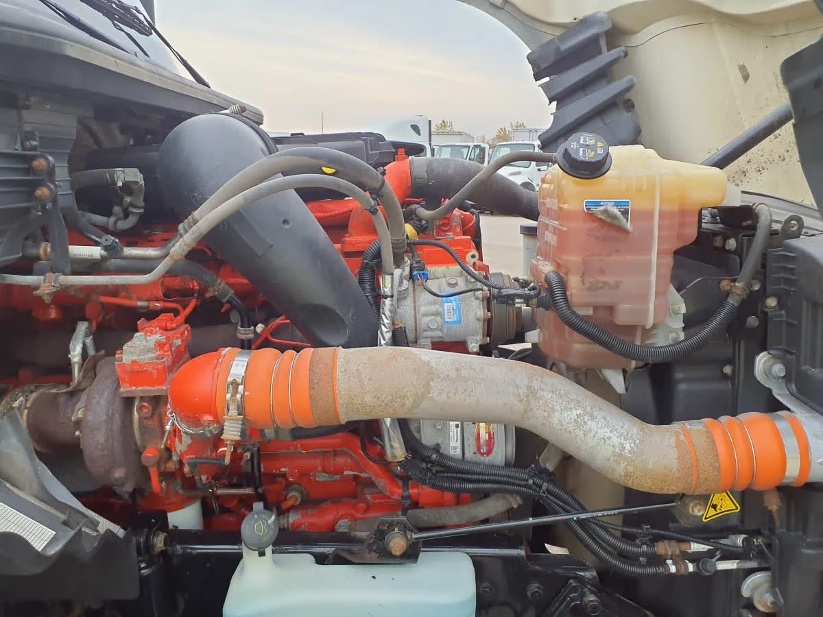 2019 International LT - image 11