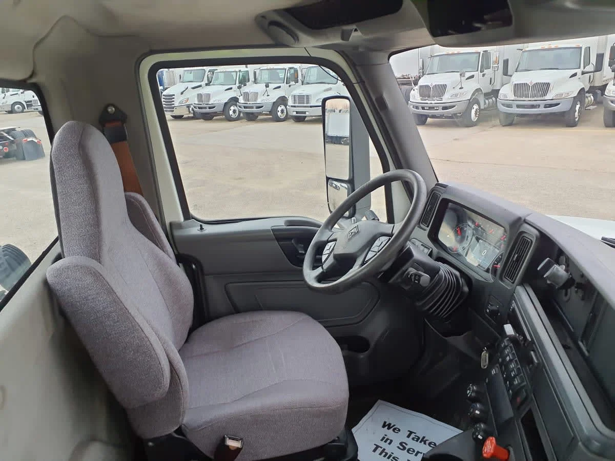 2019 International LT - image 7