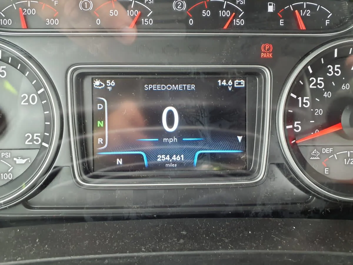 2019 International LT - image 9