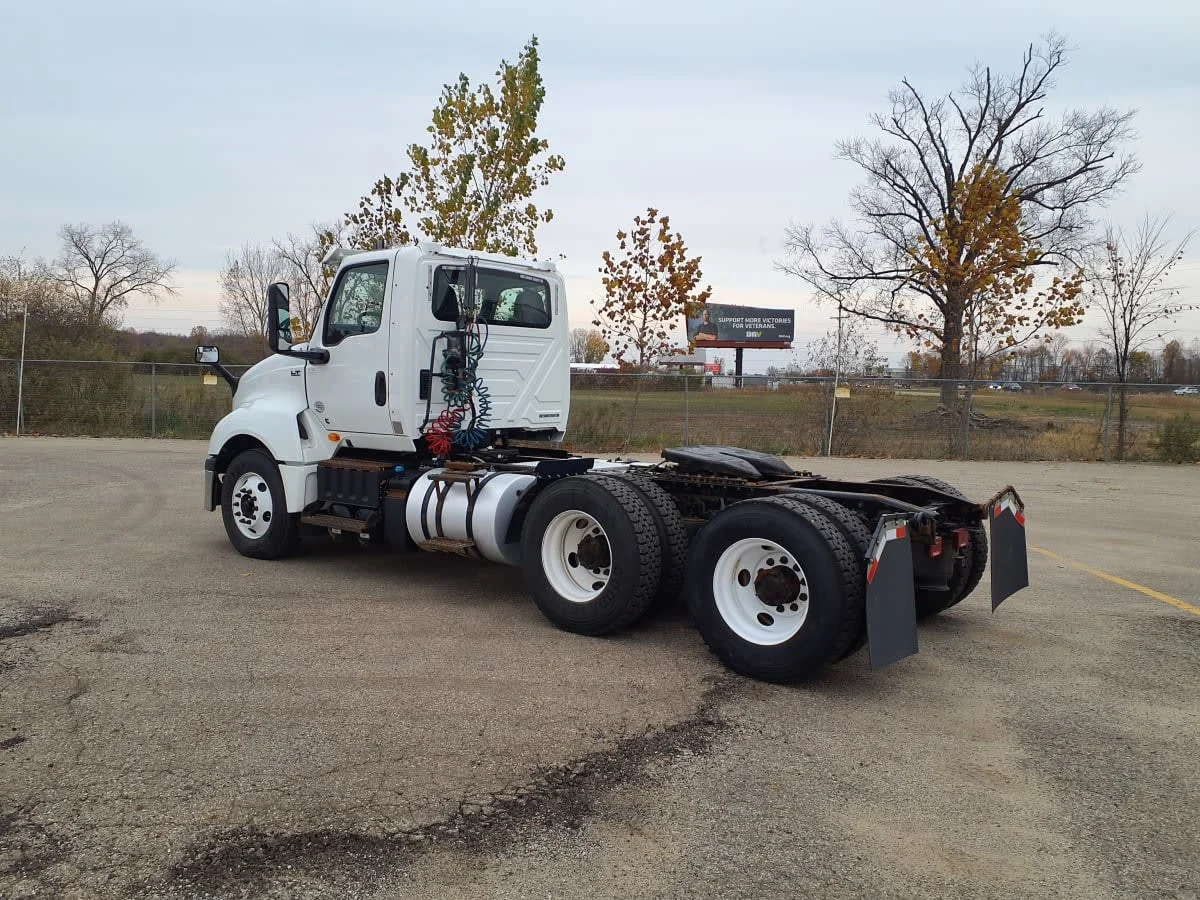 2019 International LT - image 6