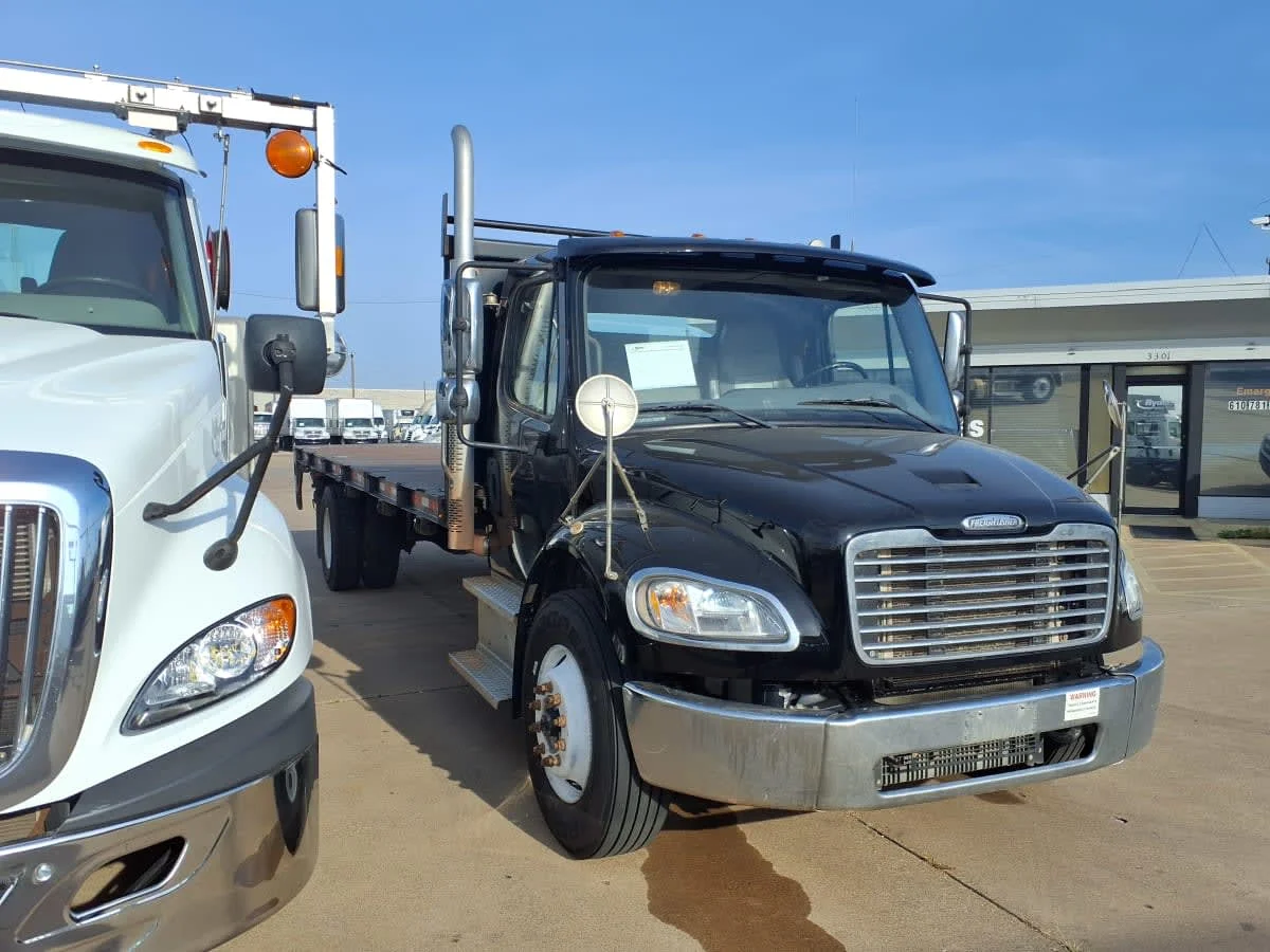 2019 Freightliner M2 106 in Dallas, TX — photo 3