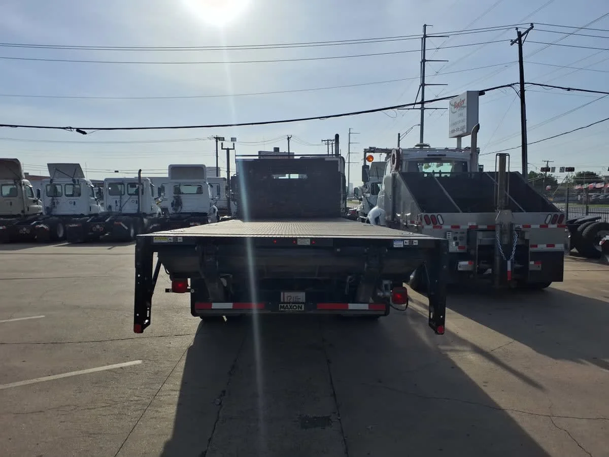 2019 Freightliner M2 106 in Dallas, TX — photo 8