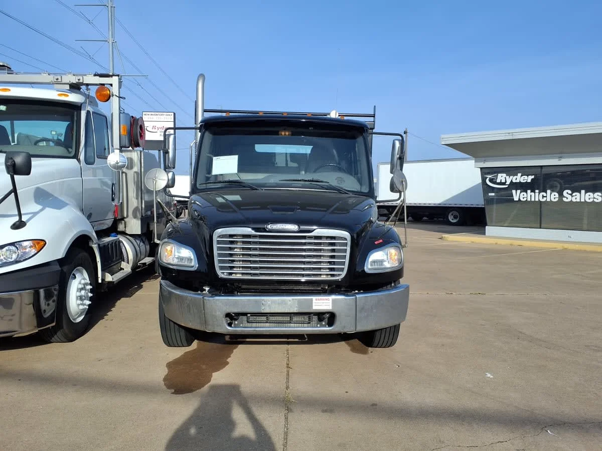 2019 Freightliner M2 106 in Dallas, TX — photo 2