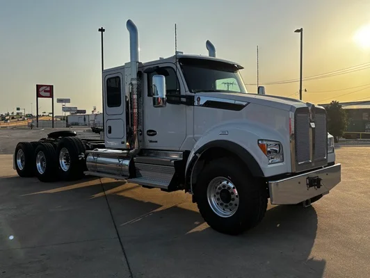 2027 Kenworth T880