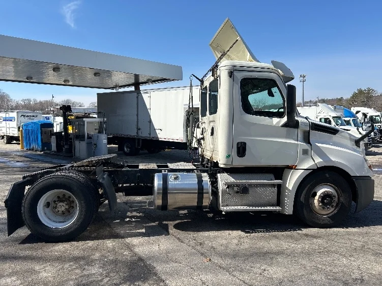 2019 Freightliner Cascadia in Auburn, MA — photo 8
