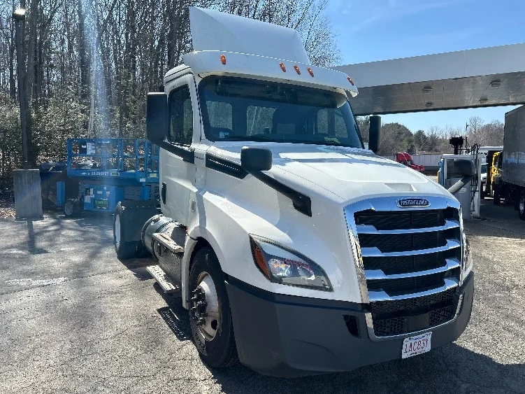 2019 Freightliner Cascadia in Auburn, MA — photo 3