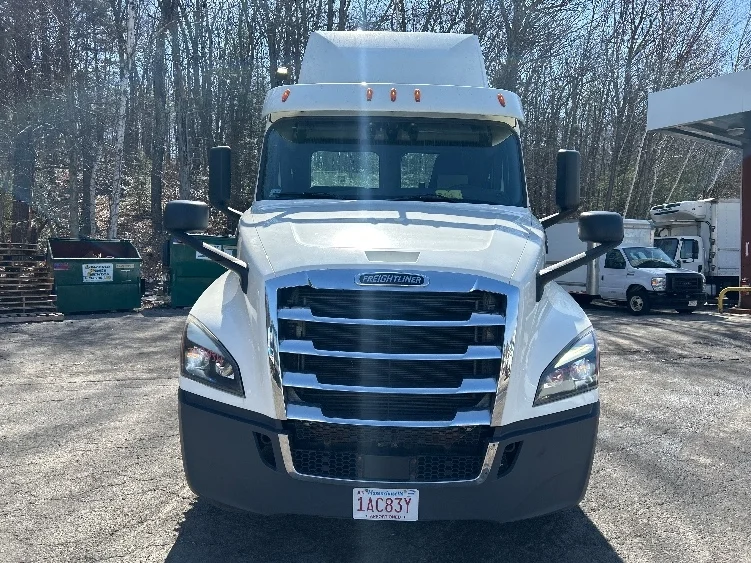 2019 Freightliner Cascadia in Auburn, MA — photo 2