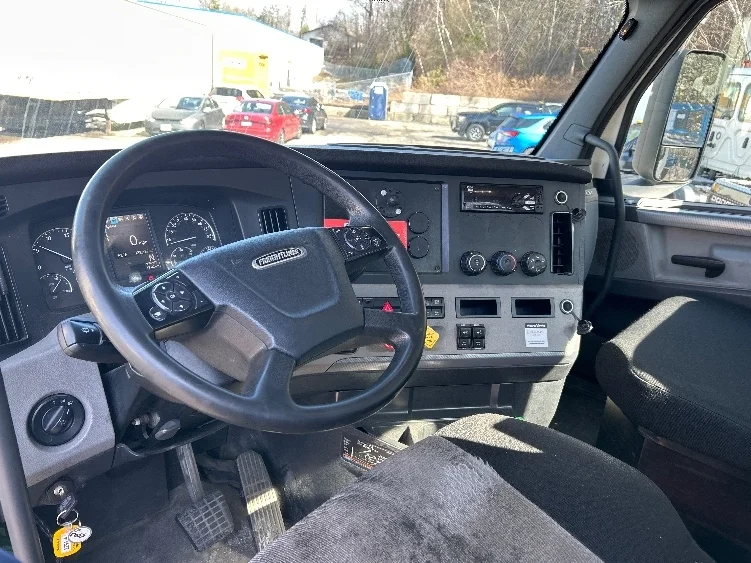 2019 Freightliner Cascadia - image 10