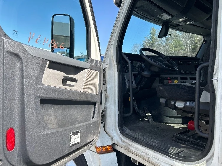 2019 Freightliner Cascadia - image 9