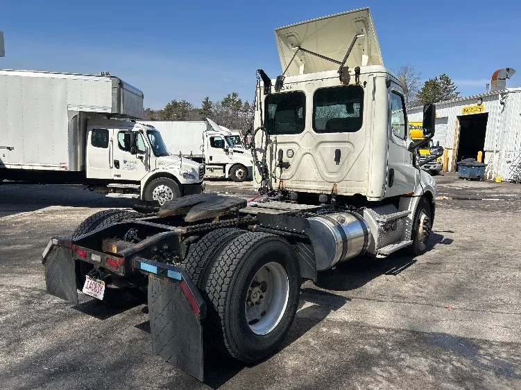 2019 Freightliner Cascadia in Auburn, MA — photo 7