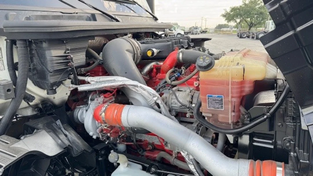 2018 International LT - image 14