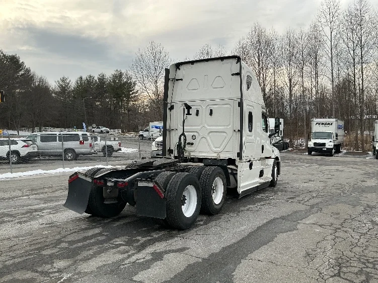 2023 Freightliner Cascadia - image 7