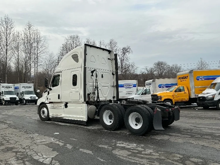 2023 Freightliner Cascadia - image 5