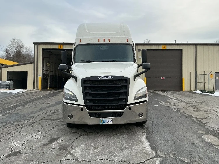 2023 Freightliner Cascadia - image 2
